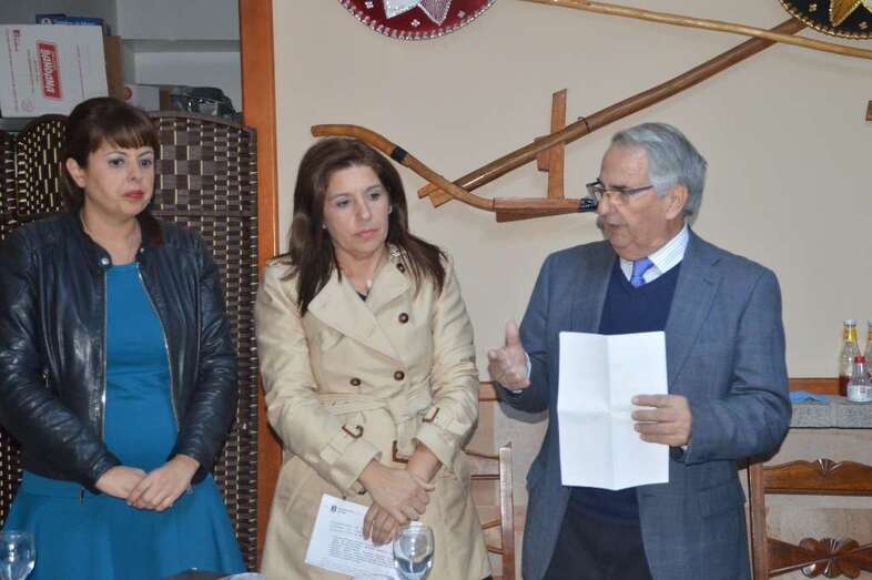 Sebastián Grisaleña junto a la alcaldesa Carmen Hernández y la consejera insular Minerva Santana (Foto TA)